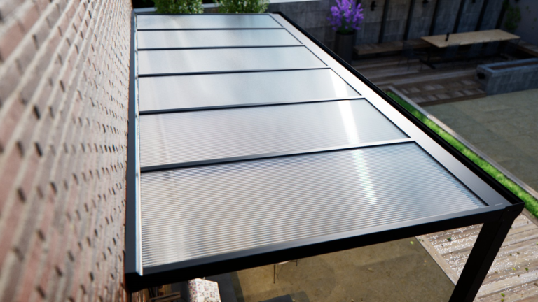 Detailansicht einer Terrassenüberdachung Comfortline mit Polycarbonat-Dach