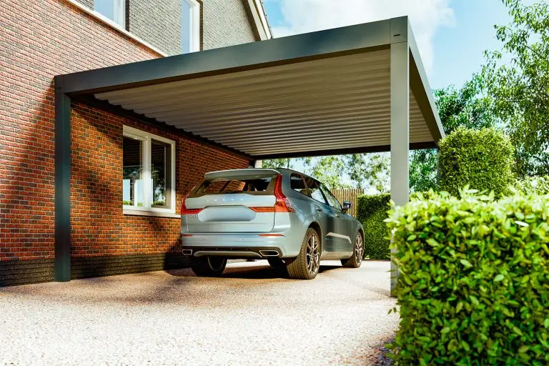 Carport aus Aluminium in Anthrazit an einem Klinkerhaus