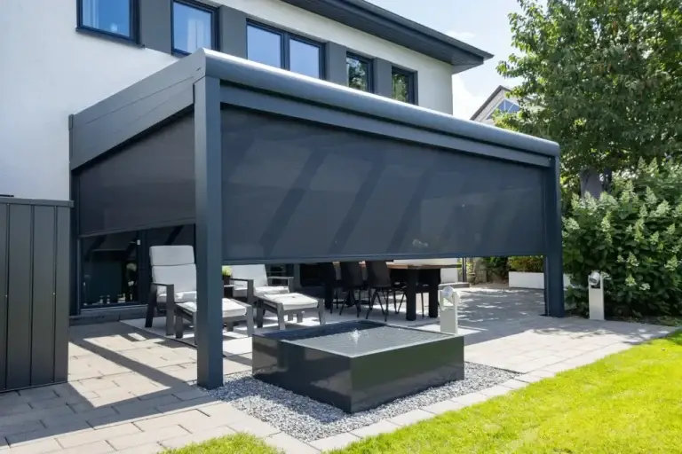 Terrassenüberdachung in Anthrazit mit Senkrechtmarkise als Sonnenschutz