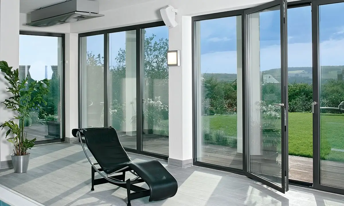 Schüco Schiebetüren und Fenster mit großen Glasflächen