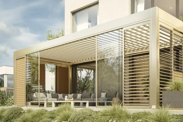 Lamellendach Technic New mit drehbaren Aluminium-Lamellen über der Terrasse