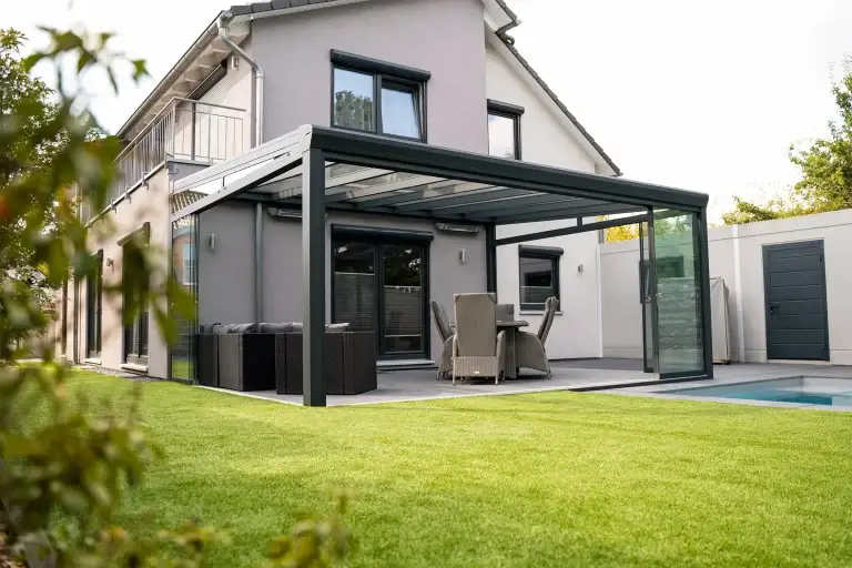 Terrassenüberdachung Topline aus Aluminium in Anthrazit mit Glasdach am Einfamilienhaus