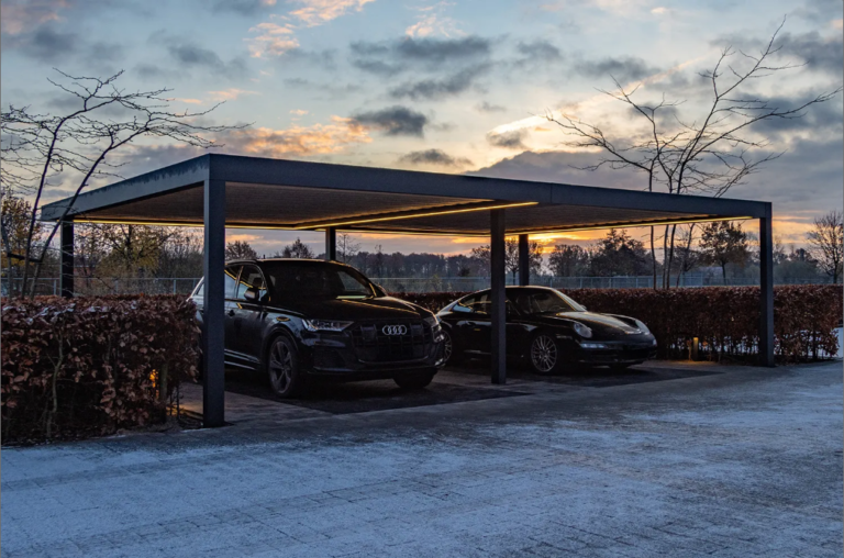 Doppelcarport Aluxe aus Aluminium in Anthrazit in der Abenddämmerung