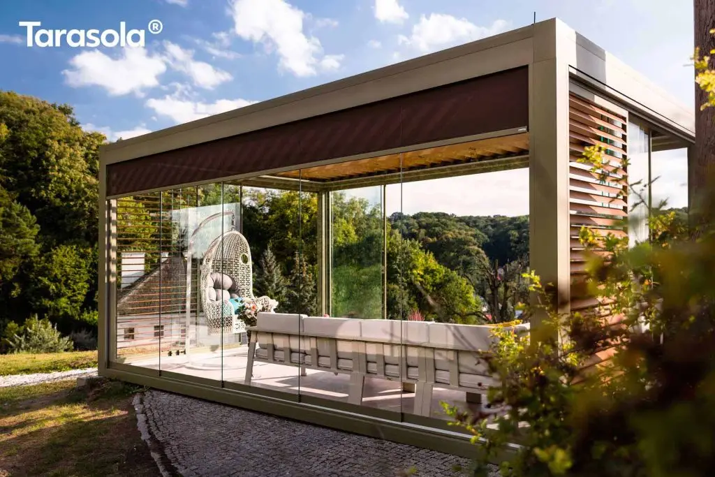 Freistehendes Lamellendach Technic Pro mit Senkrechtmarkise im Garten