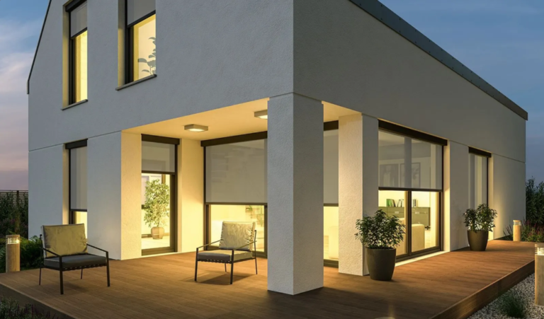 Senkrechtmarkisen als seitlicher Sonnen- und Sichtschutz an einem modernen Haus