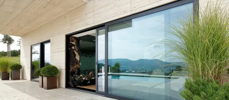 Schüco Hebeschiebetür LivIngSlide mit großer Glasfläche zur Terrasse
