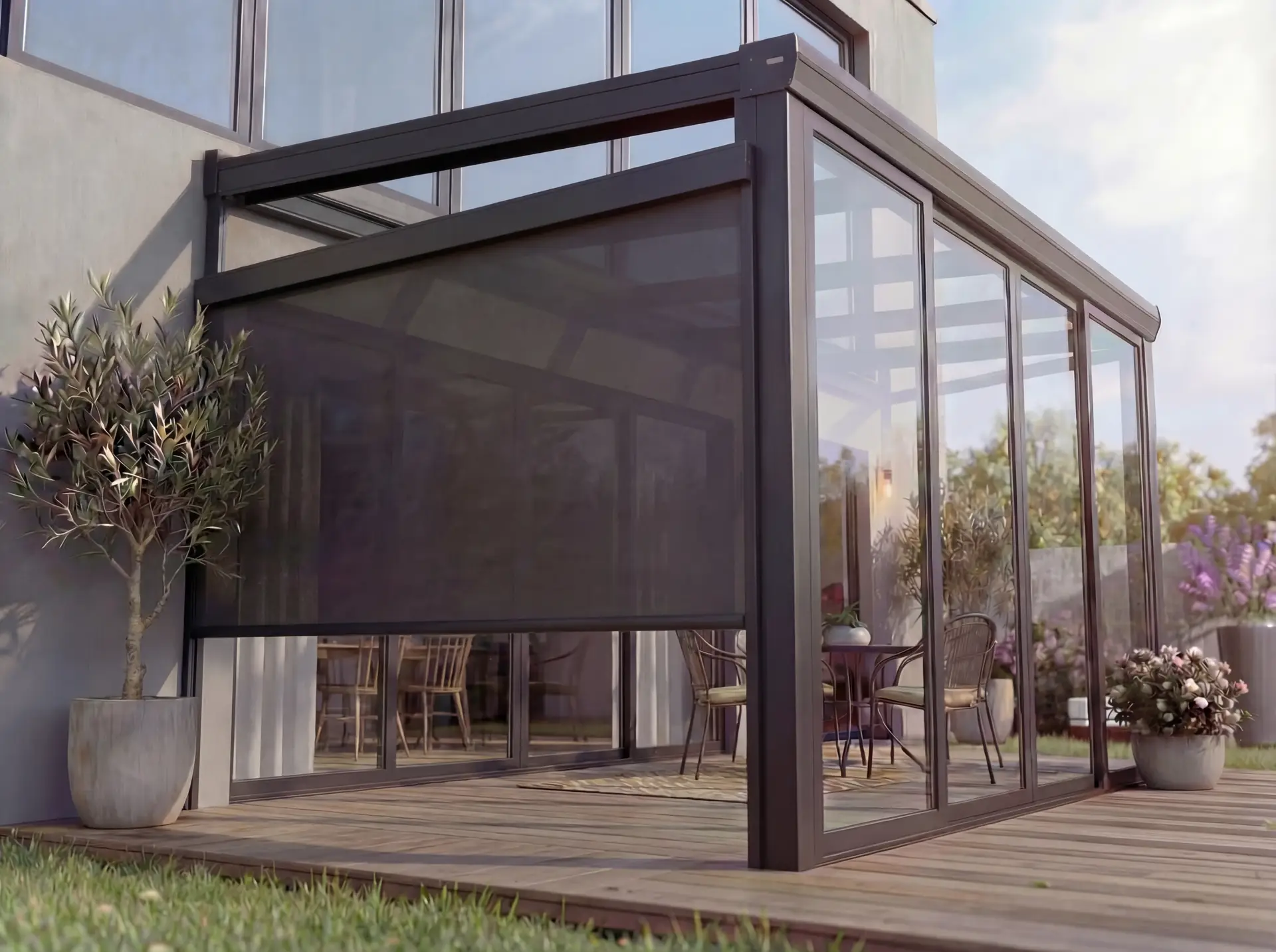 Terrassenüberdachung mit Senkrechtmarkise und Glaswänden