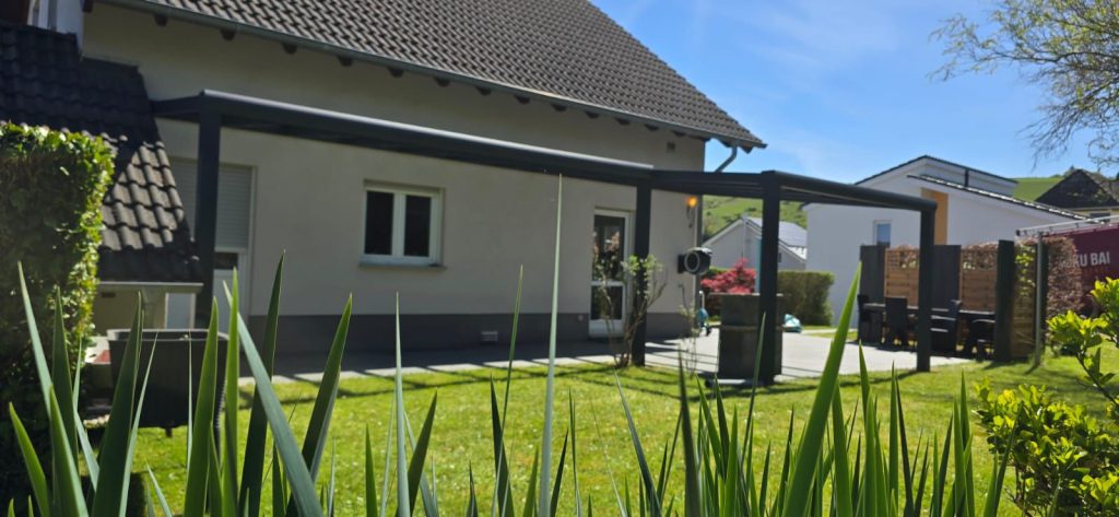 Terrassenüberdachung mit Glasdach an einem Einfamilienhaus – Projekt von Toku Bauelemente
