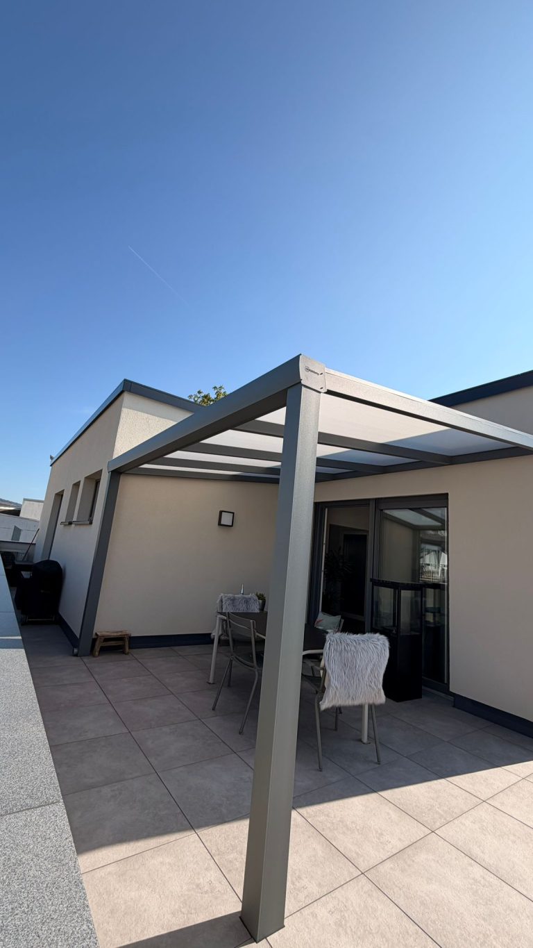 Terrassenüberdachung mit schlanken Pfosten an einem Bungalow – Projekt von Toku Bauelemente