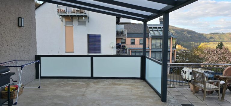 Überdachte Dachterrasse mit Windschutz aus Milchglas – Projekt von Toku Bauelemente