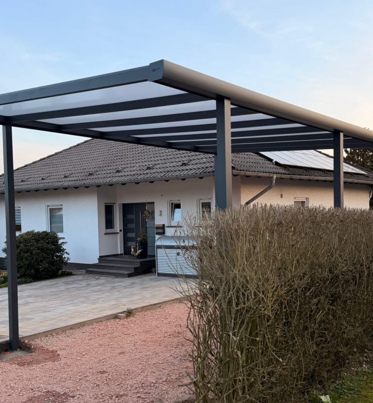 Überdachung mit Glasdach vor einem Bungalow – Projekt von Toku Bauelemente