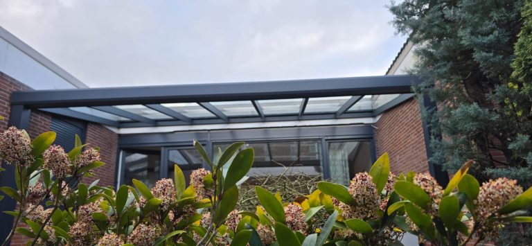 Terrassenüberdachung aus Aluminium an einer Klinkerfassade – Projekt von Toku Bauelemente
